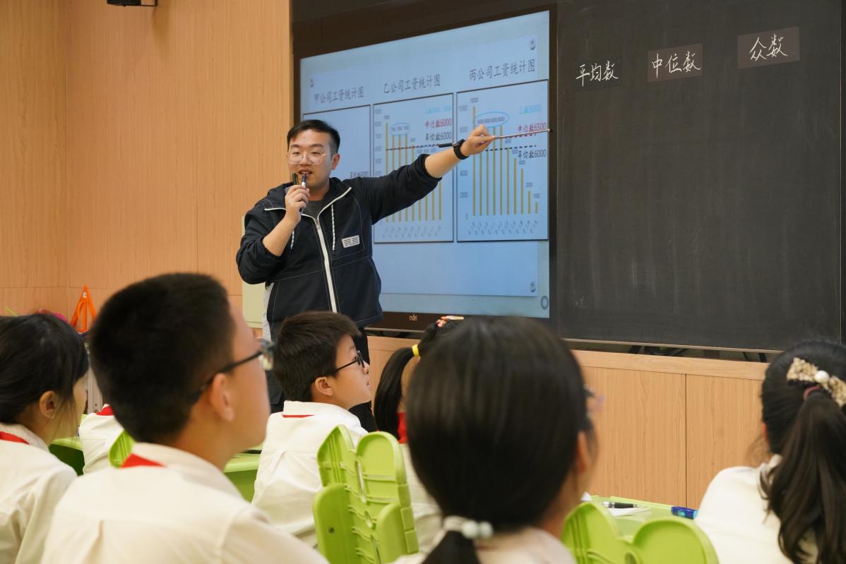 校園網(wǎng)數(shù)學(xué)組報(bào)道稿_html_m4310a2a.jpg 校園網(wǎng)數(shù)學(xué)組報(bào)道稿_html_m4310a2a.jpg