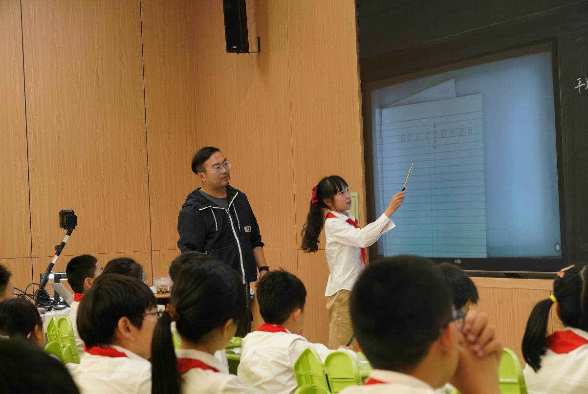 校園網(wǎng)數(shù)學(xué)組報(bào)道稿_html_fdb1573.jpg 校園網(wǎng)數(shù)學(xué)組報(bào)道稿_html_fdb1573.jpg