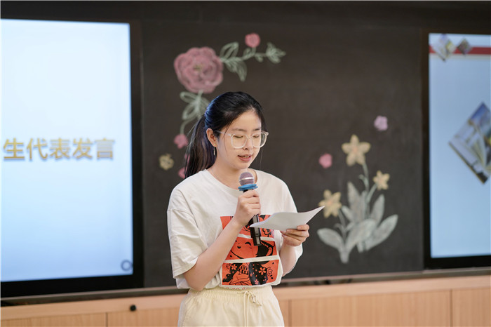學(xué)生代表1.jpg 學(xué)生代表1.jpg