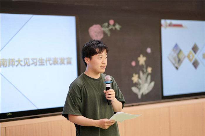 學(xué)生代表2.jpg 學(xué)生代表2.jpg